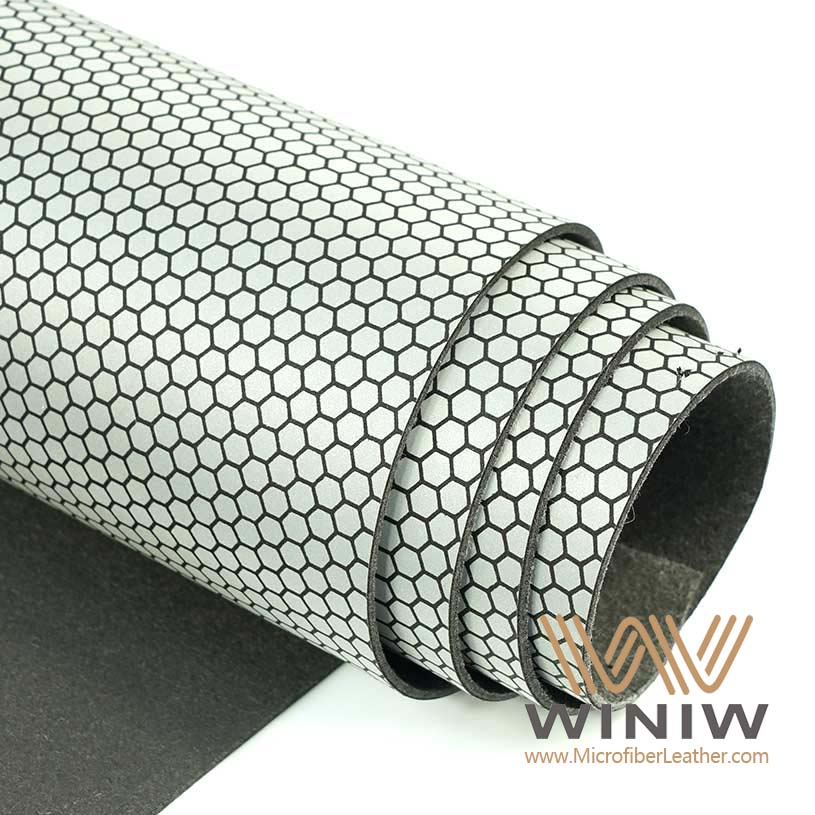 ما هي مكونات الجلد المستخدم في صناعة كرات القدم؟